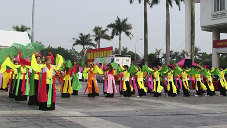 Baile tradicional “Bát Dật” en Thai Binh